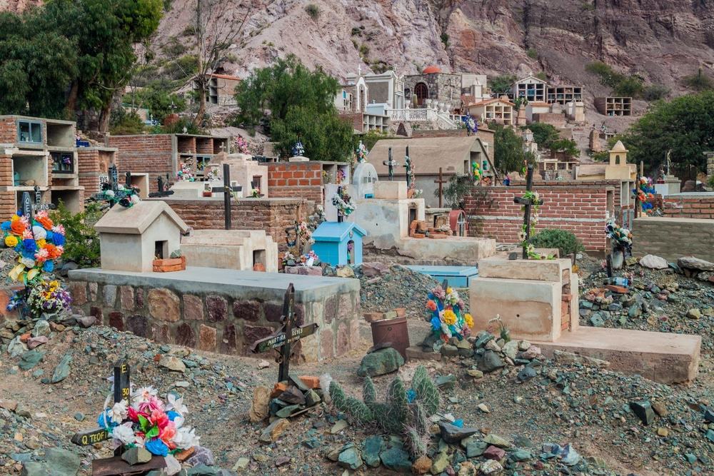 13. Visite el Cementerio