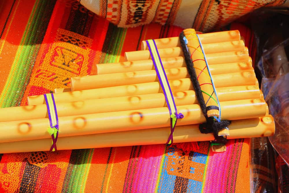 8. Disfrutar de la música y los bailes tradicionales en una peña