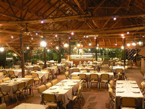 12. Comer un filete en una parrilla local