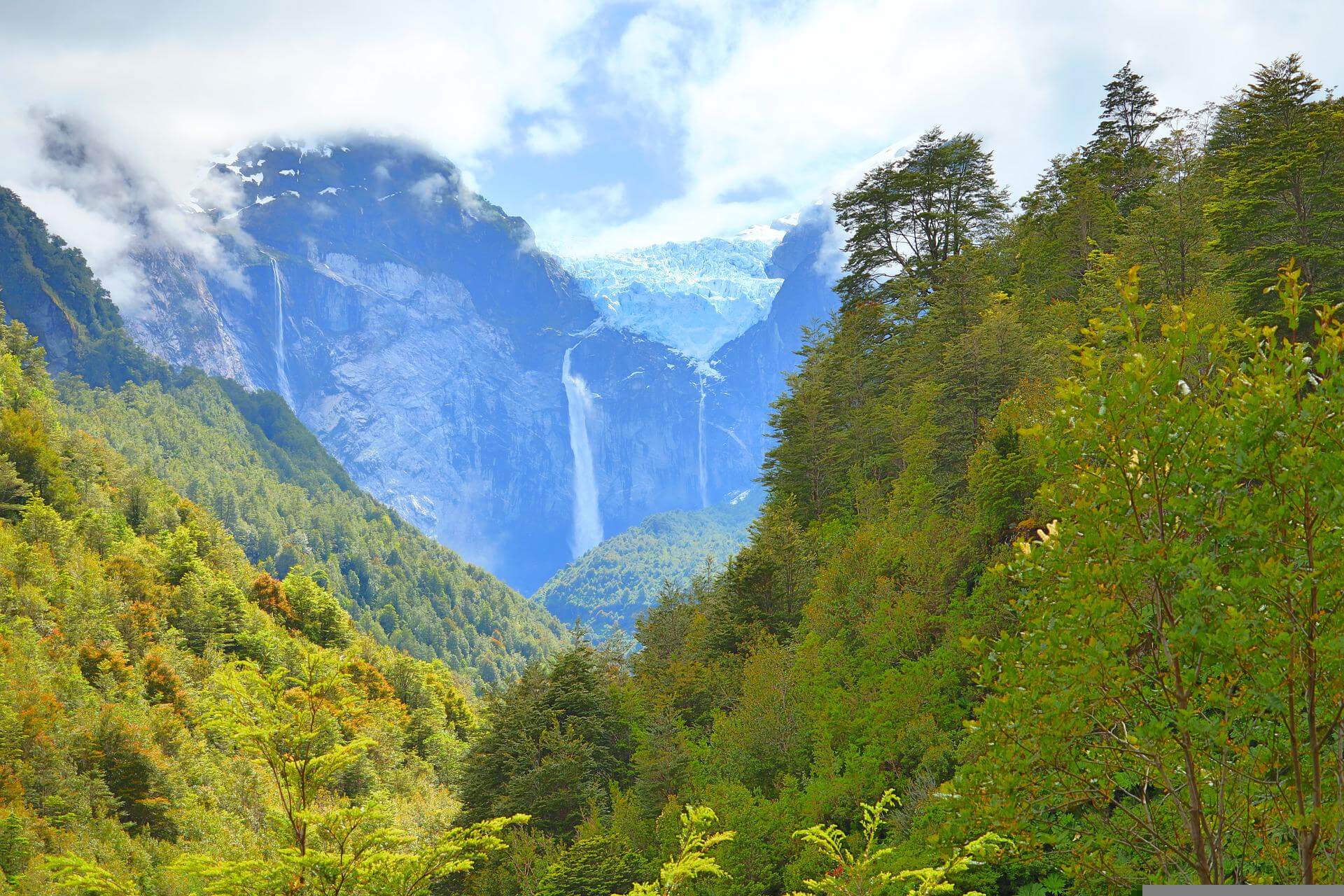 Vista del ventisquero colgante en Puyuhuapi