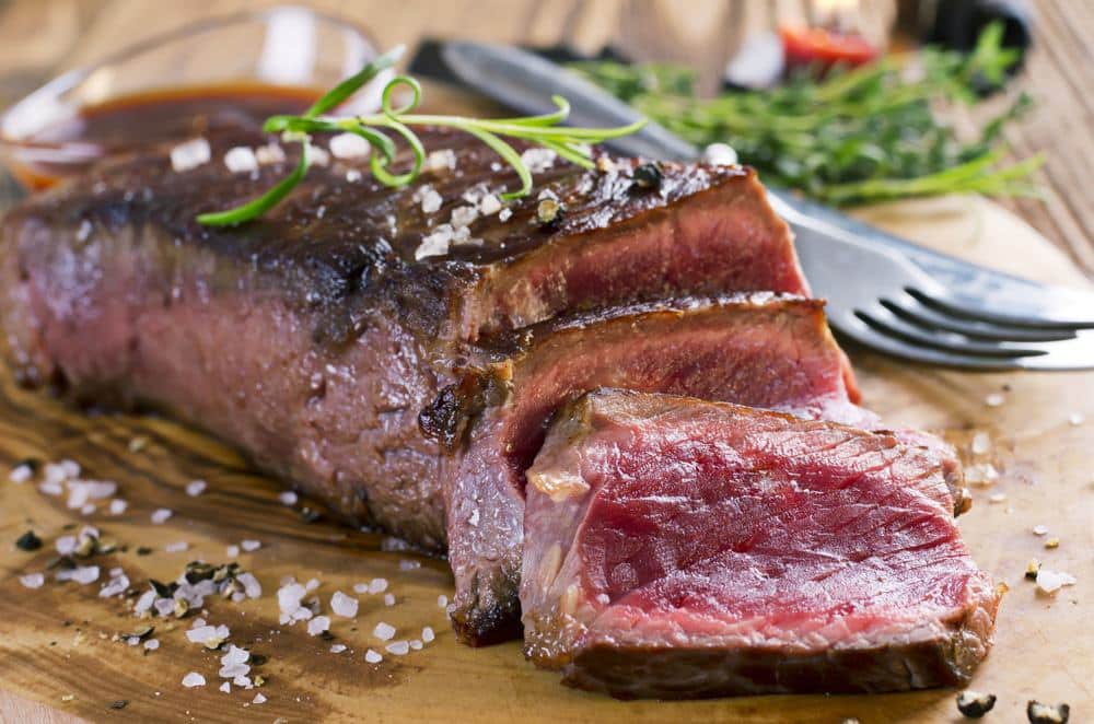 Coma asado y beba garrafas de vino