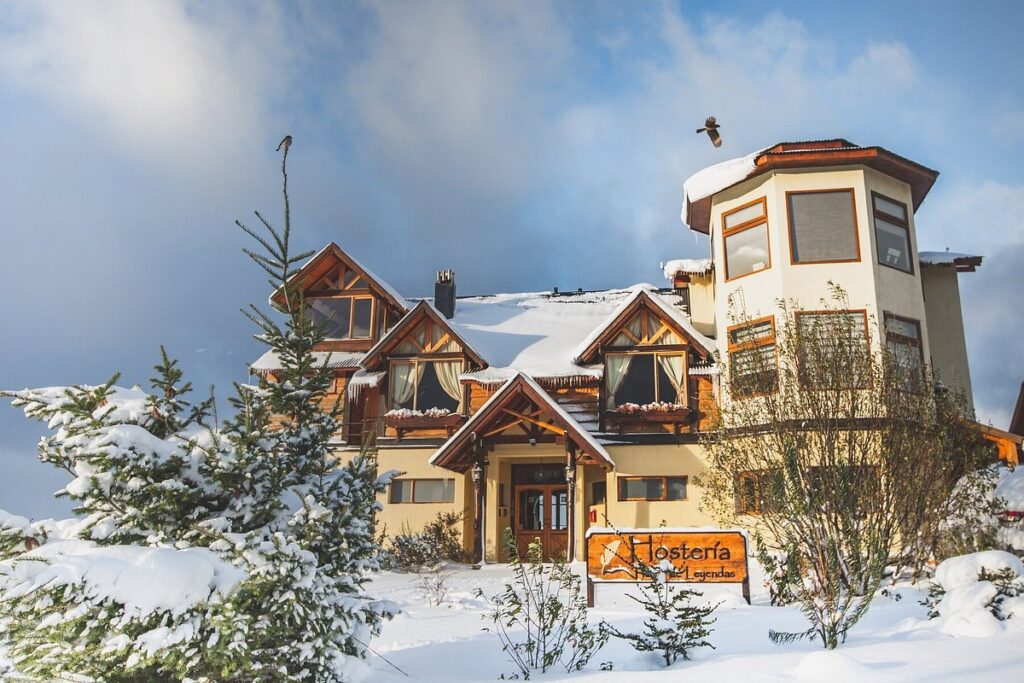 fachada invernal 2 Los mejores hoteles en Ushuaia en relación calidad-precio
