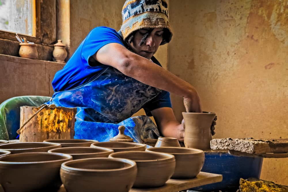 9. Vea cómo se fabrica la cerámica local