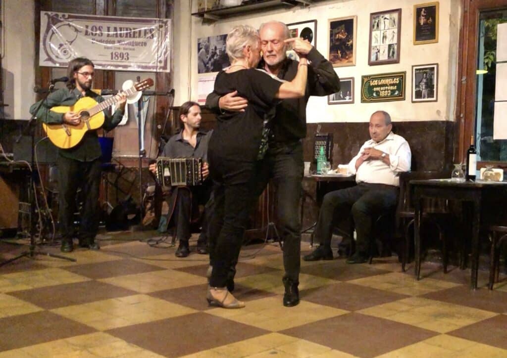 Tango tanzen in einer Milonga