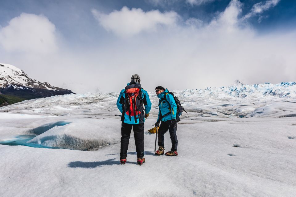 Un grupo de personas practicando senderismo en el glaciar Perito Moreno, en el Parque Nacional de Los Glaciares, Argentina